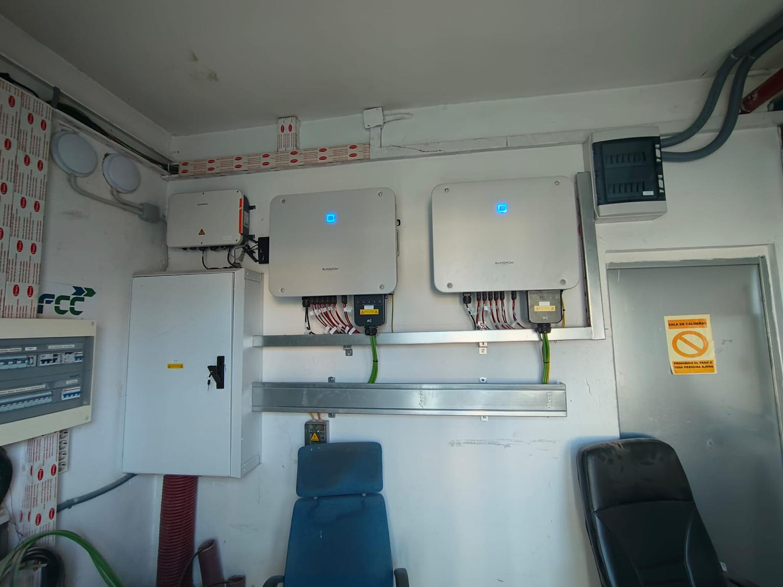 Dos inversores Sungrow y cuadros eléctricos instalados en una sala técnica