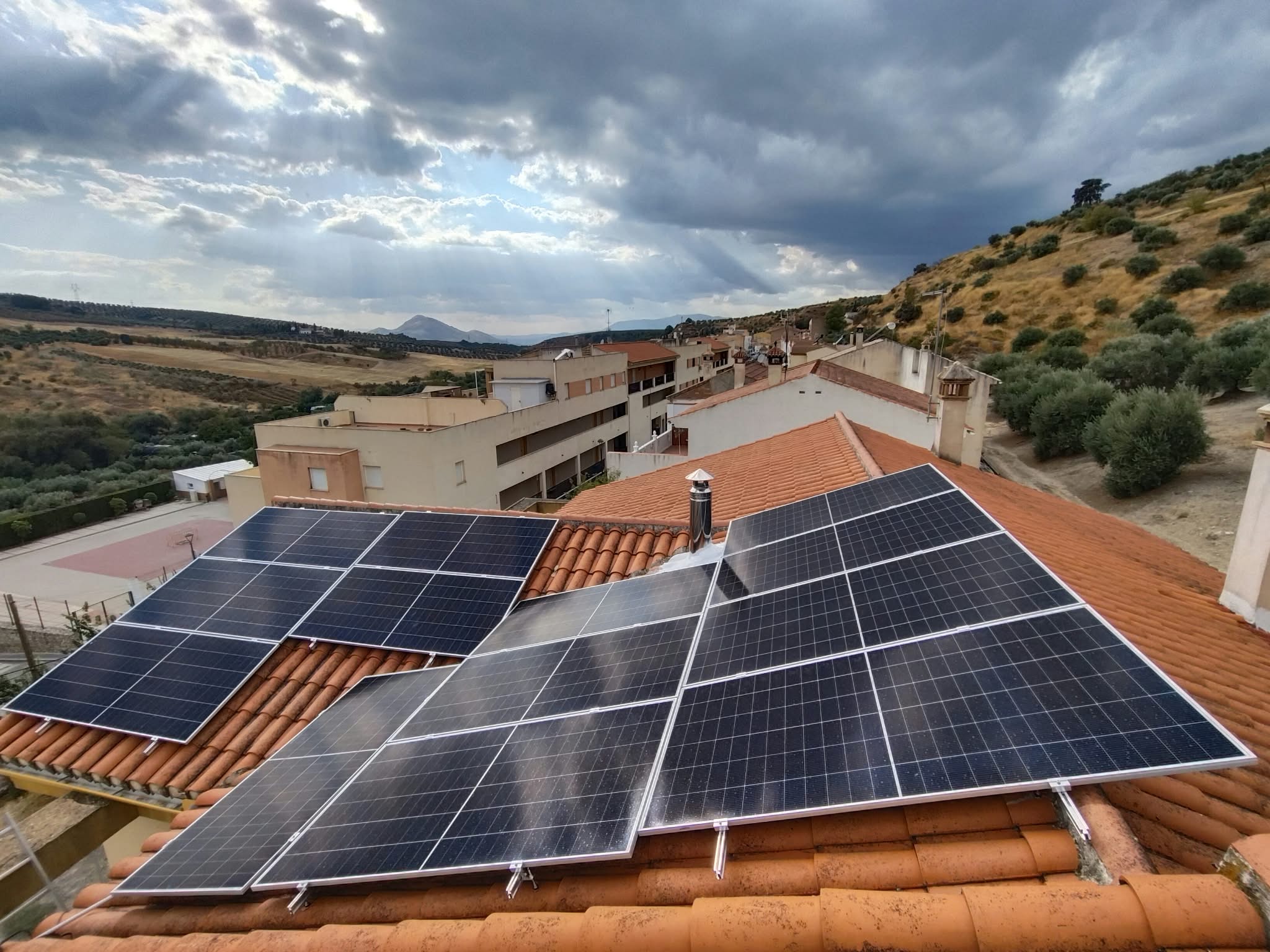Instalación de Indolec con paneles solares sobre varios faldones de un tejado